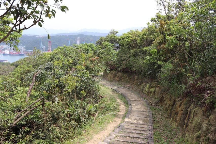 燈塔步道相對平緩，適合民眾健行
