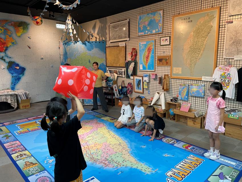 3.	大輿出版的巨型台灣地圖如今也成為孩子們最喜愛的遊戲場