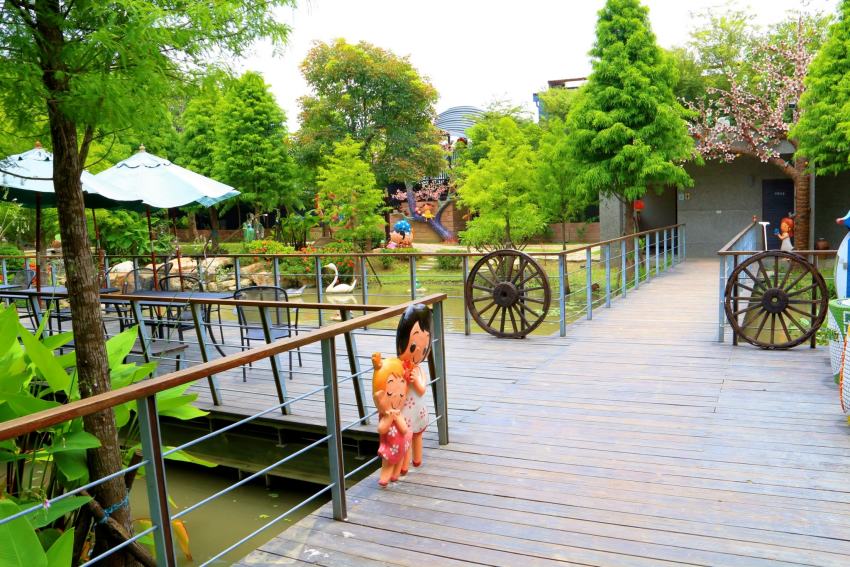 板陶窯交趾剪黏工藝園區：綠意盎然的庭園與水池造景頗有意境