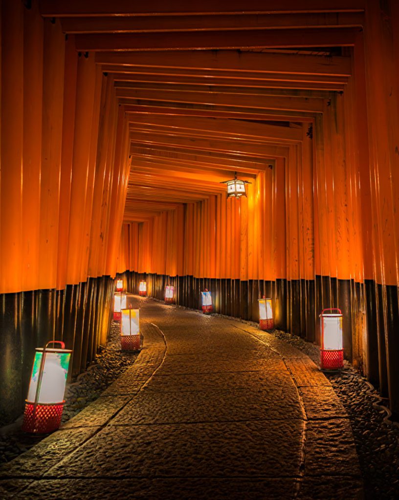伏見稻荷大社「宵宮祭」,燈籠點亮千本鳥居步道。