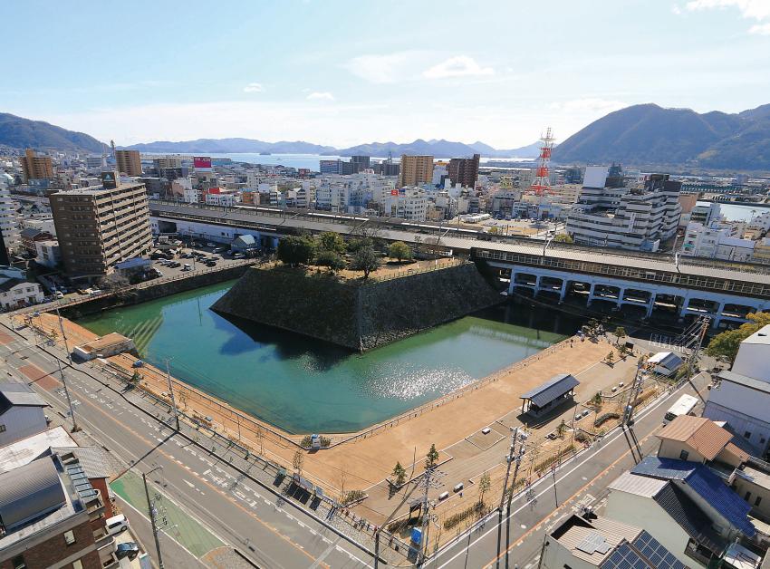 「三原城」的本丸遺址與三原車站相連，出站即可前往遺跡，感受歷史建築美學。