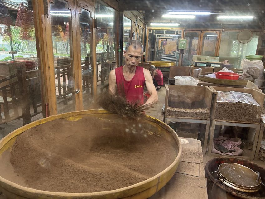 香藝文化園區：現場可以欣賞職人的完整製香過程