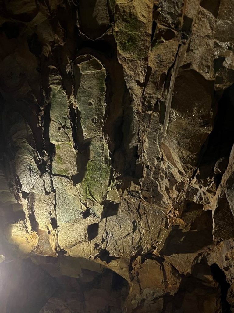 6.	巨大手印位於洞內深處的石壁上方