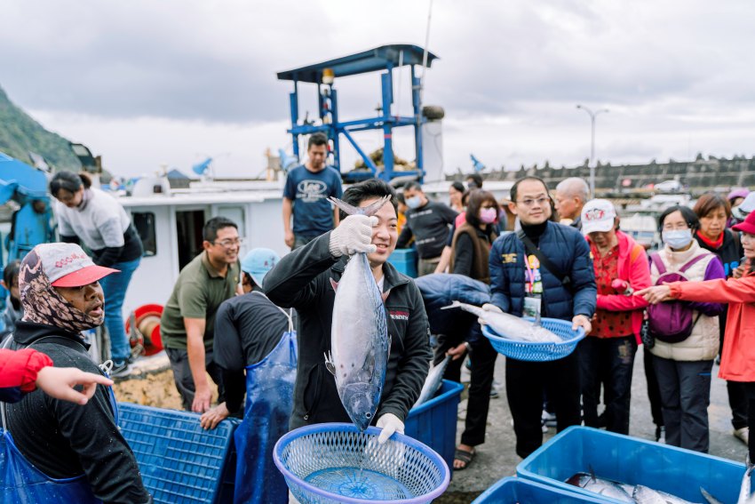 朝陽漁港每天早上7點和下午3點左右有搶魚活動