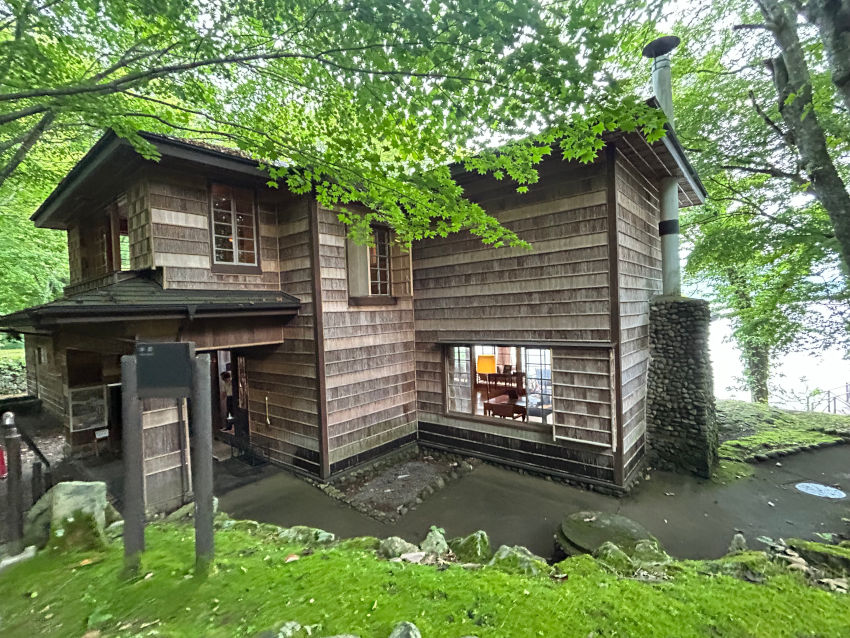 以杉樹樹皮巧妙裝潢內外的義大利大使館別墅,在自然環境中沒有違和感