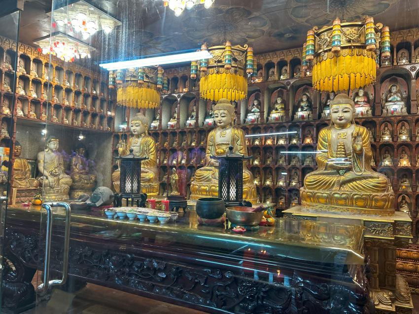 洞巖香火鼎盛，其中右洞供俸三寶佛及眾多菩薩