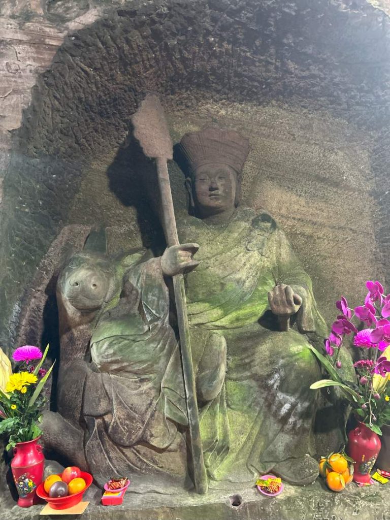 岩壁上的地藏王菩薩是墓碑雕刻師李榮坤於民國61年雕刻完成