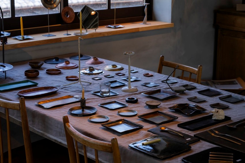 「MAGOJii cafe ＆ gallery」的藝廊區域常有藝術家輪流開設展覽，旅客可輕鬆地接觸藝術。