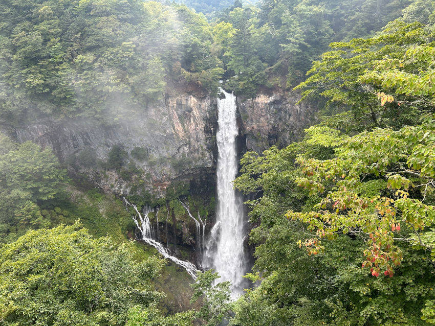 聲勢浩大的華嚴瀑布