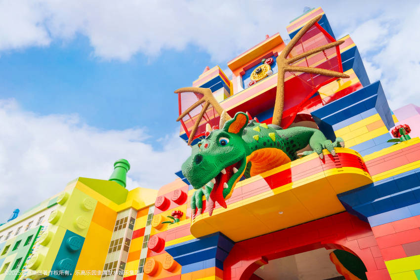 樂高樂園酒店門口以噴煙的奧利綠色小龍迎賓