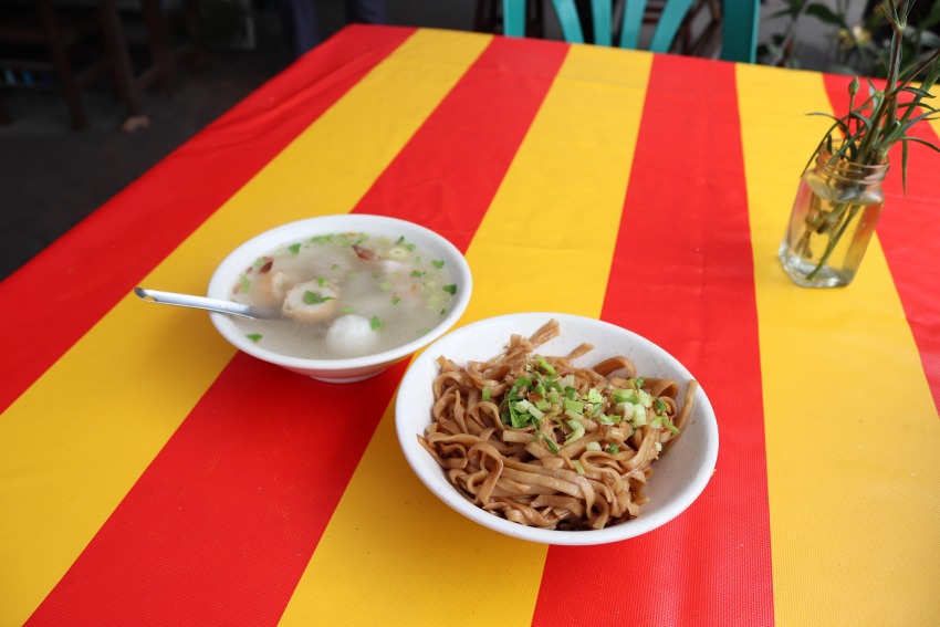 仙洞小吃的炒麵與綜合湯