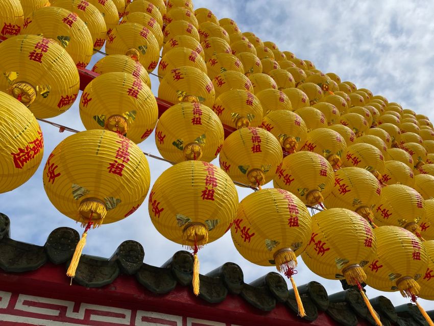 3.	為迎接農曆新年到來，龍山寺廟埕外的圍牆上掛滿了黃色燈籠