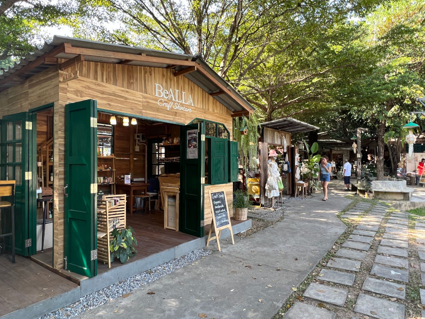 Baan Kang Wat文創村選用泰北傳統柚木屋作為創作據點