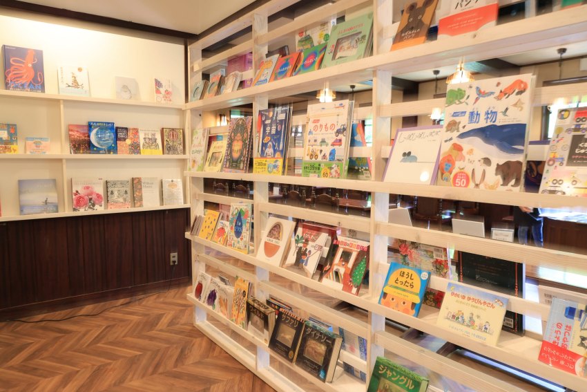 「森林與花之繪本博物館Garden Lei」收藏各式各樣的豐富繪本，非常適合帶小孩前來享受親子時光。