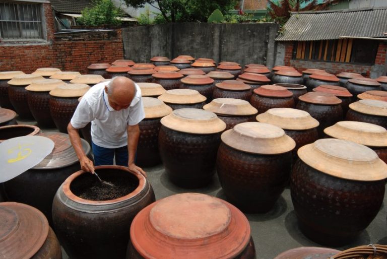 源發號的醬油皆需封缸日曬超過六個月的時間