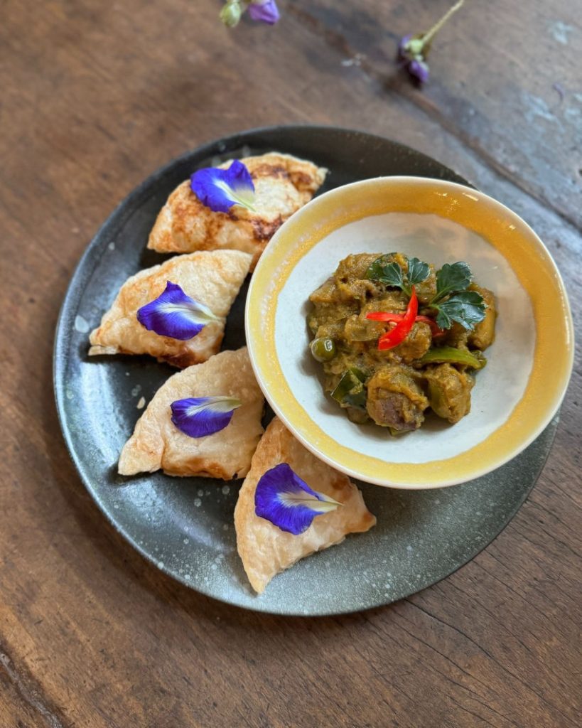 The House by Ginger 採用西式擺盤的咖哩蒸雞佐泰式煎餅