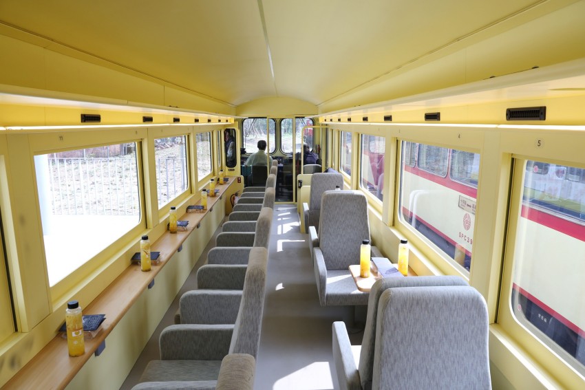 栩悅號的特色之一為360度環繞的「透明駕駛室」,車廂內使用大片窗景結合天然景色,並搭配八聲道環繞音響配置