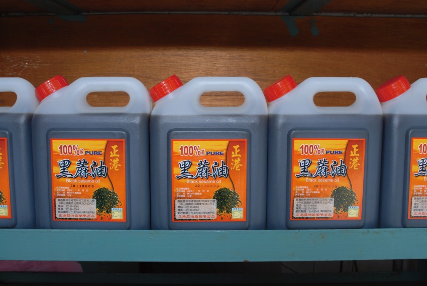 高純度的黑蔴油是正港麻油廠最受歡迎的品項之一