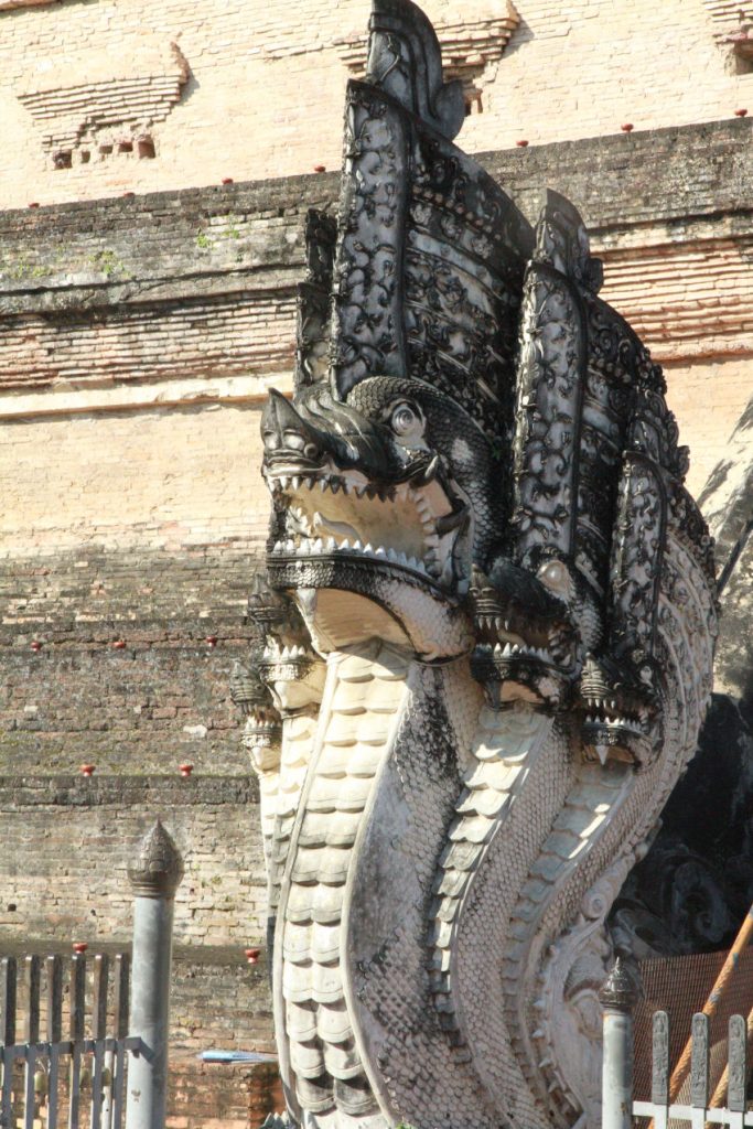 契迪龍寺(Wat Chedi Luang,意為「大佛塔寺」)