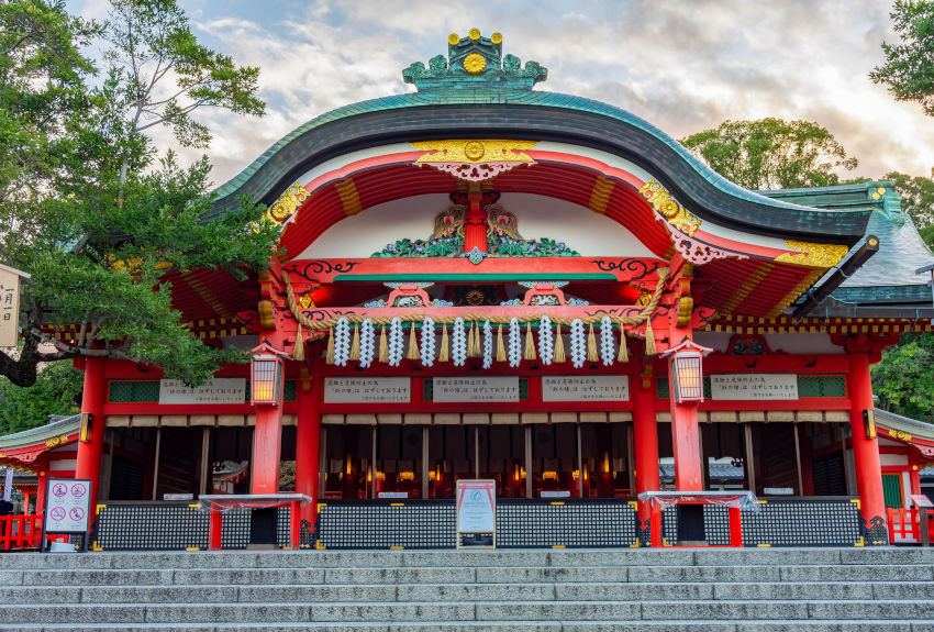 伏見稻荷大社本殿,結合優美屋簷曲線與朱紅色彩,被稱為「稻荷造」。