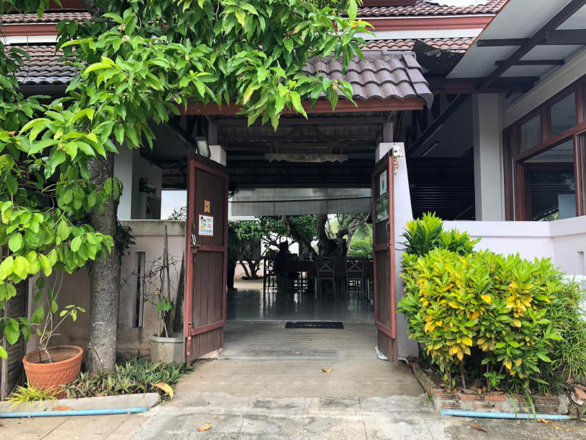 Krua Ya位於素帖山腳湖畔社區,用餐氛圍舒適靜謐