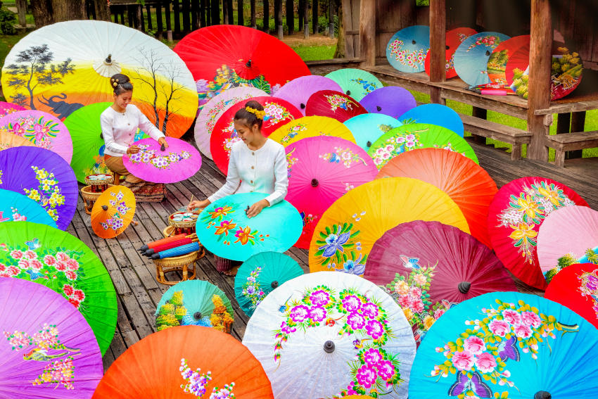 Bo Sang 傘村是清邁著名的油紙傘工藝村,村中手工製作彩繪 parasol,融合北泰傳統與當代風格;每年舉辦繽紛的花傘節,適合短暫造訪觀察工藝過程、購買手作品或參加繪傘體驗。