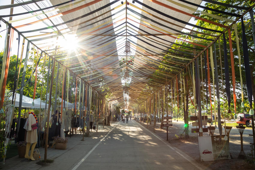 籠興篙社區(Loang Him Kao)是清邁一個結合手作藝術與慢活文化的創意村落,居民共同打造具有蘭納特色的居住與工作空間,並定期舉辦手作市集,展示當地的創意與文化特色。