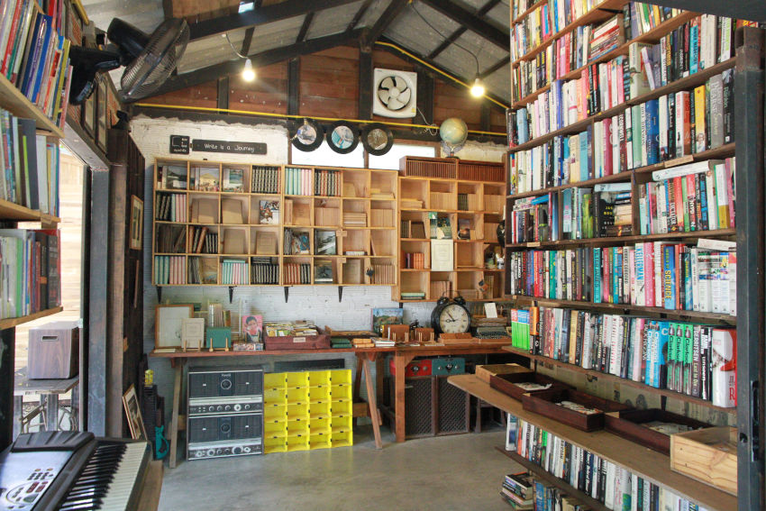 6. 書香瀰漫的咖啡館是Baan Kang Wat最知名的打卡景點之一