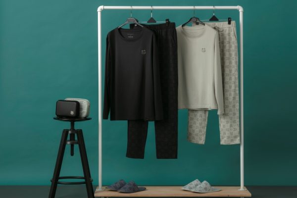 長榮航空與Maison Kitsuné共同推出過夜包、睡衣及拖鞋，睡衣上衣繡有品牌經典狐狸頭Logo，褲身則印有標誌性圖騰