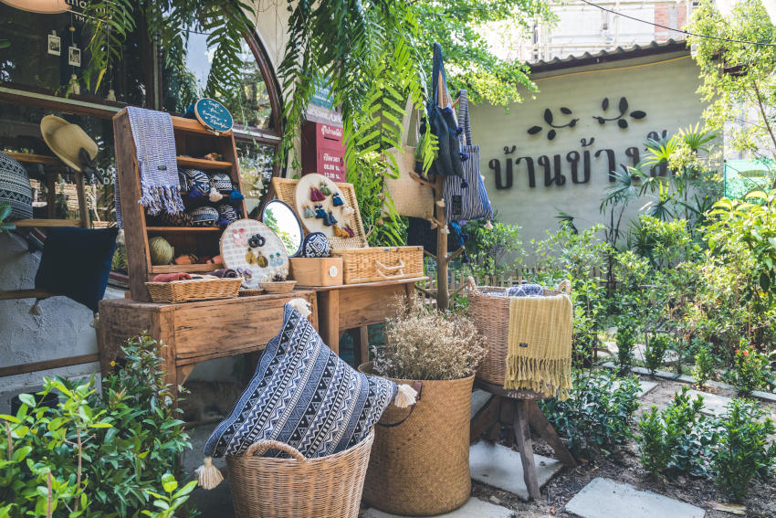 清邁城郊的文青聚落,融合泰北傳統建築與現代創意。村內有陶藝、繪畫、手作店鋪與特色咖啡廳,也常舉辦手作課程與假日市集,是感受清邁藝術氣息與慢生活的好去處。