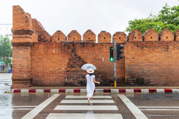 清邁古城的地標之一，是昔日防禦城牆的重要入口。紅磚砌成的拱門充滿歷史風情，不僅見證蘭納王朝興衰，如今更是旅人打卡、觀賞街頭藝人、餵鴿子的熱門景點。