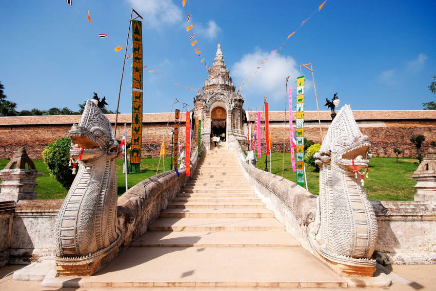 位於泰國南邦府閣卡縣(Ko Kha),距離南邦市區約 15 公里,這座寺廟坐落於小山丘上,是泰北最具代表性的蘭納風格寺廟之一。建於 1476 年,至今已有超過 500 年歷史,保存完好,並被視為南邦的象徵。