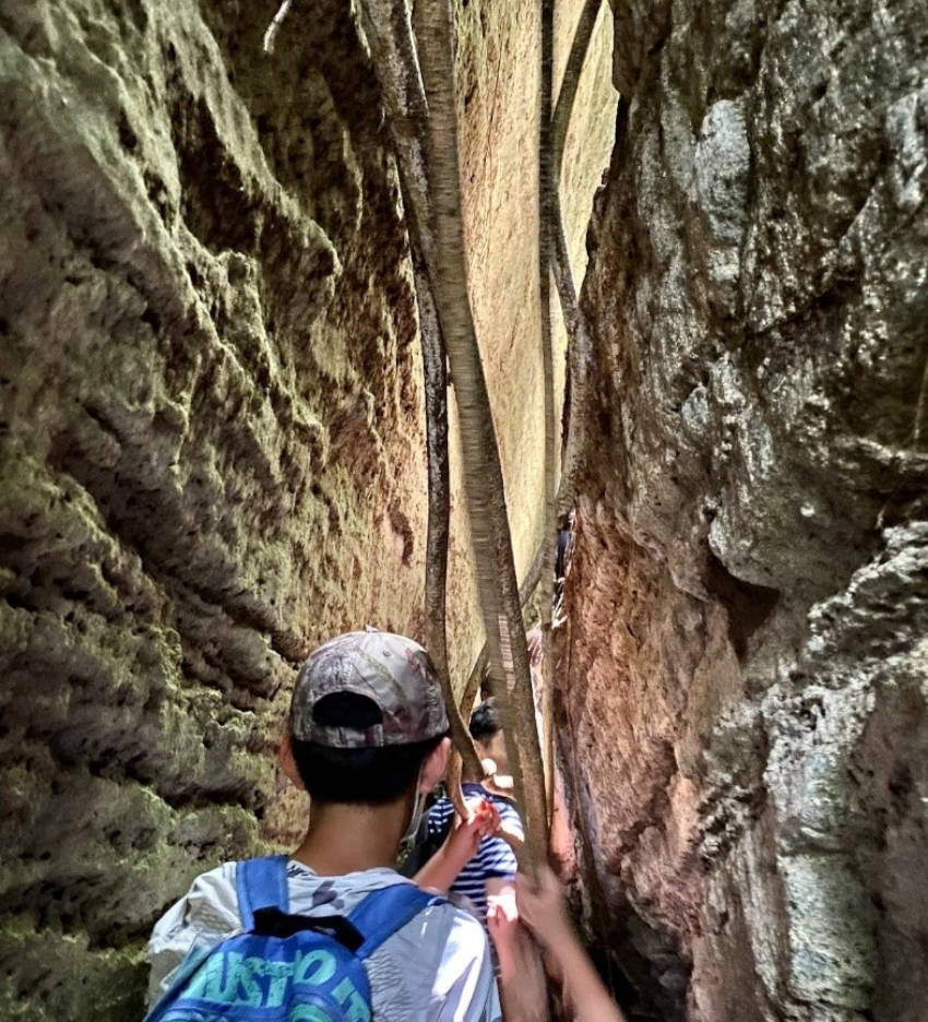 狹窄得只容一人通過的一線天