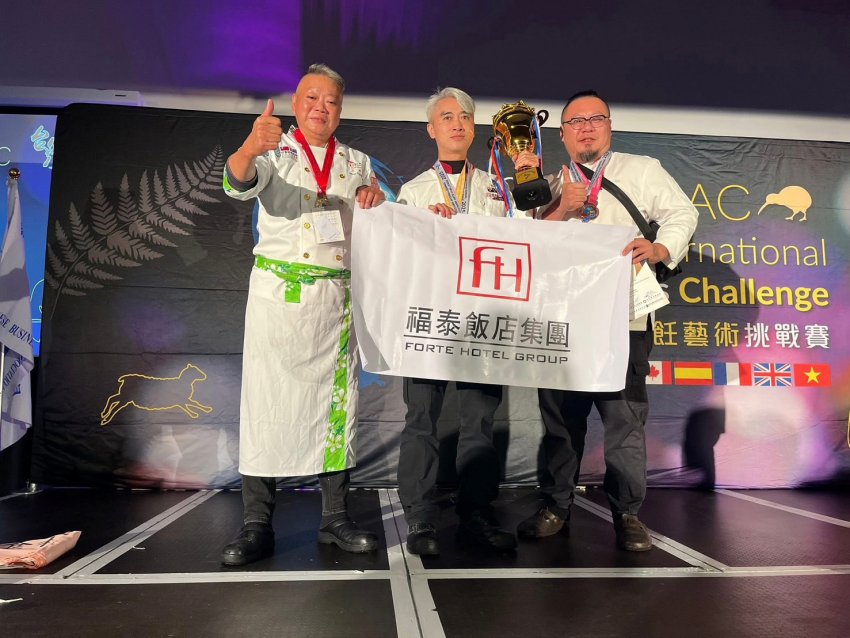 國內名廚「宗舖師」王永宗(圖左),不只協助副主廚陳聯官(圖中)技術指導參賽,更擔任汐止福泰大飯店餐飲顧問,致力於讓台菜躍上國際、征服顧客舌尖。