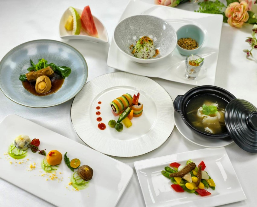 汐止福泰大飯店「金牌客饌套餐」,此套為2280元+10%款,另有1680元+10%款。皆將「玉帶金衣吉祥蝦(圖中)、玉盅三味(圖左下)」兩道得獎作品,改良、升級調味後更適合熱食享用,打造最具客家風味的套餐內容。