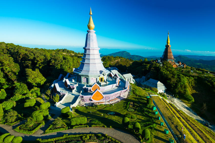 茵他儂山上的雙子佛塔——國王塔與王后塔,雕飾精緻、園林雅致,常見雲霧環繞;代表對王室深情與信仰,適合安排自然靈修與攝影欣賞的景點。