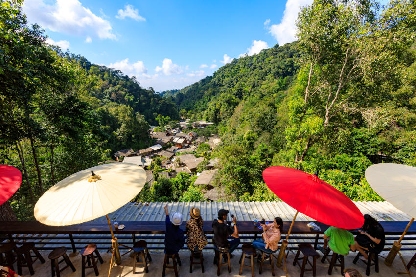 位於清邁東部湄安區山上,海拔約 1,300 公尺,車程需 1–1.5 小時,周圍環繞茂密森林與清澈溪流,是泰國首座生態旅遊村