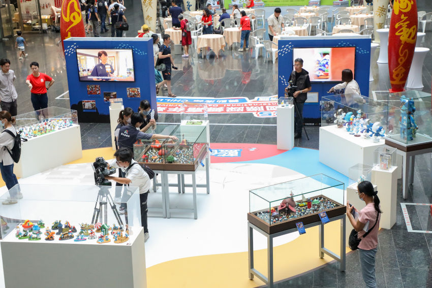 市府文心樓中庭即將盛大展出藍色小精靈展（8/4-8/29）