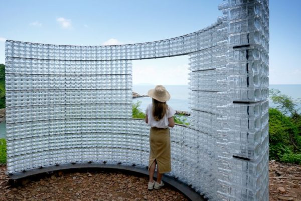 第二屆藝術島常設展品《打開－老酒玻璃屋》以老酒瓶打造的裝置藝術回應著馬祖家戶釀酒文化，藝術與海景共演，已是馬祖美拍景點。