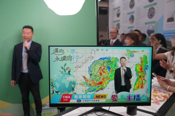 交通部長陳世凱體驗氣象署的綠幕互動裝置