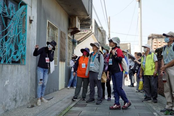 梧北社區發展協會專案經理王佩儀帶領學員導覽椬梧映月塘、鐵花窗聚落等社區場域。