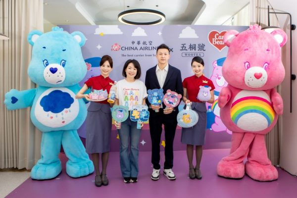華航攜手知名手搖品牌五桐號，與美國經典品牌 Care Bears™ 愛心小熊跨界聯名，華航空品營銷處處長曹志芬（左二）與五桐號執行長劉奕廷（右二）共同出席