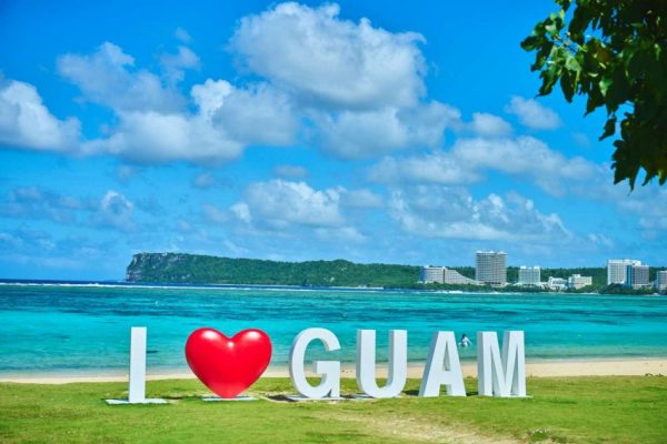 太平洋上的渡假天堂──關島，持續推出多元活動與景點，展現獨特的島嶼魅力。從台灣直飛僅需 3.5 小時，加上免簽證入境、免稅購物及免換駕照等便利措施，使關島成為台灣旅客的度假首選。