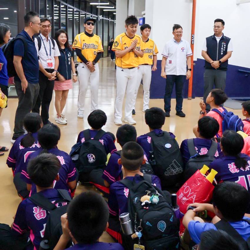中信兄弟職棒球星與啦啦隊主持人給學童們鼓勵