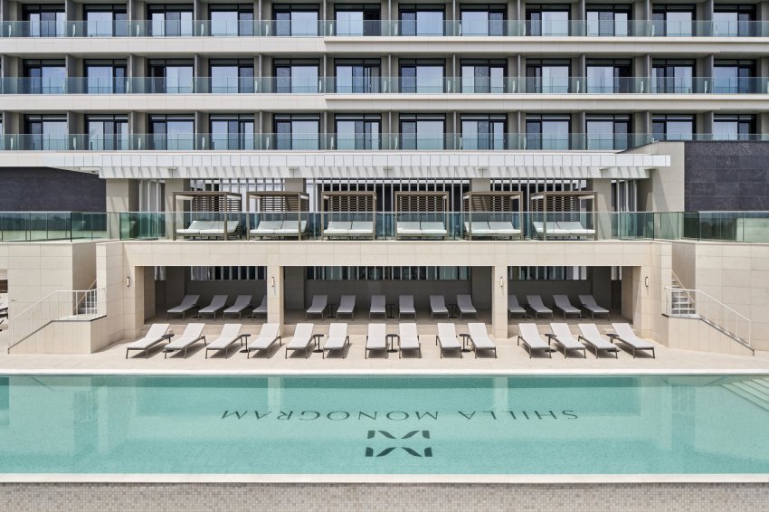 「Shilla Monogram 江陵」座落於松亭海邊，湛藍海水與蔥鬱松林相互映襯，距離安木濱海咖啡街、鏡浦台、中央市場及 ARTE MUSEUM 沉浸式美術館等景點僅 10 分鐘車程