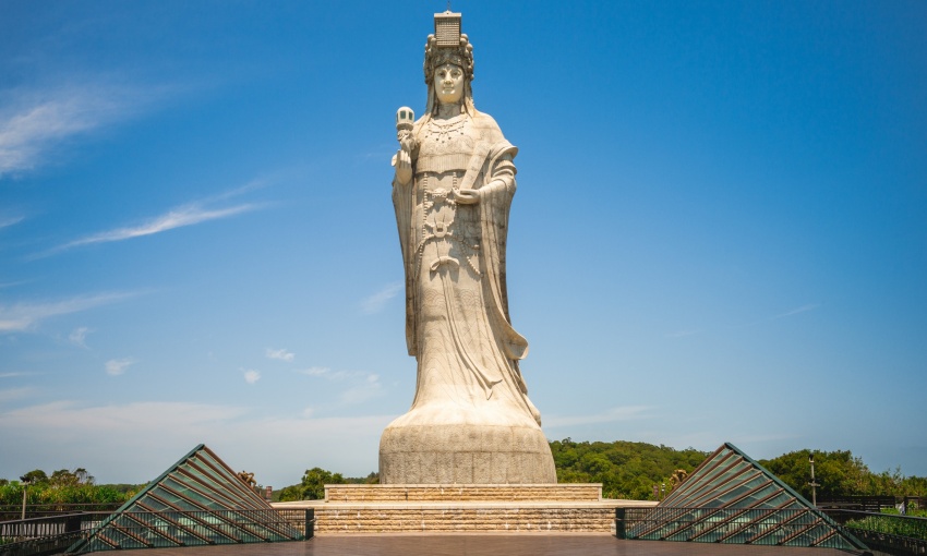 「媽祖巨神像」代表著馬祖人對媽祖信仰的虔誠，由365塊花崗岩為主結構雕琢而成，象徵著「365日，日日平安」，神像瞭望海景庇佑著四海平安。