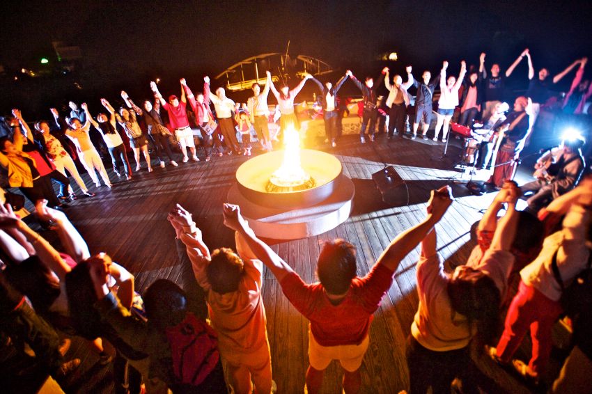 太魯閣晶英酒店中秋活動首日登場的是「峽谷原民音樂會」，在火盆區享受峽谷夜景與嘹亮歌唱。