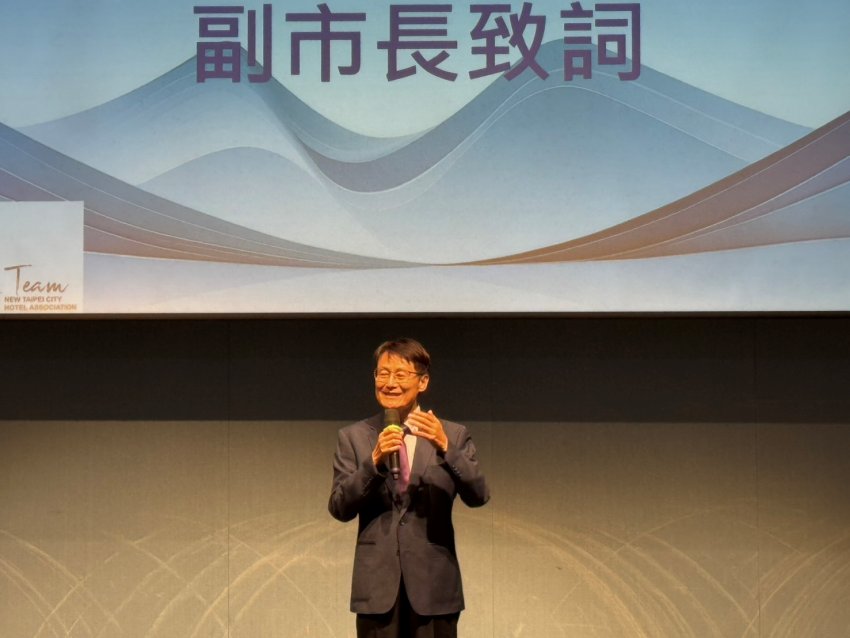 新北市副市長陳純敬致詞肯定旅館業績優從業人員表現。