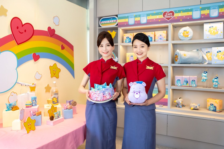 風靡全球的 Care Bears™ 愛心小熊，自 9 月底起，將陸續於華航機上餐盤現身，同時也特別推出一系列限定聯名周邊商品，即日起預購開跑。