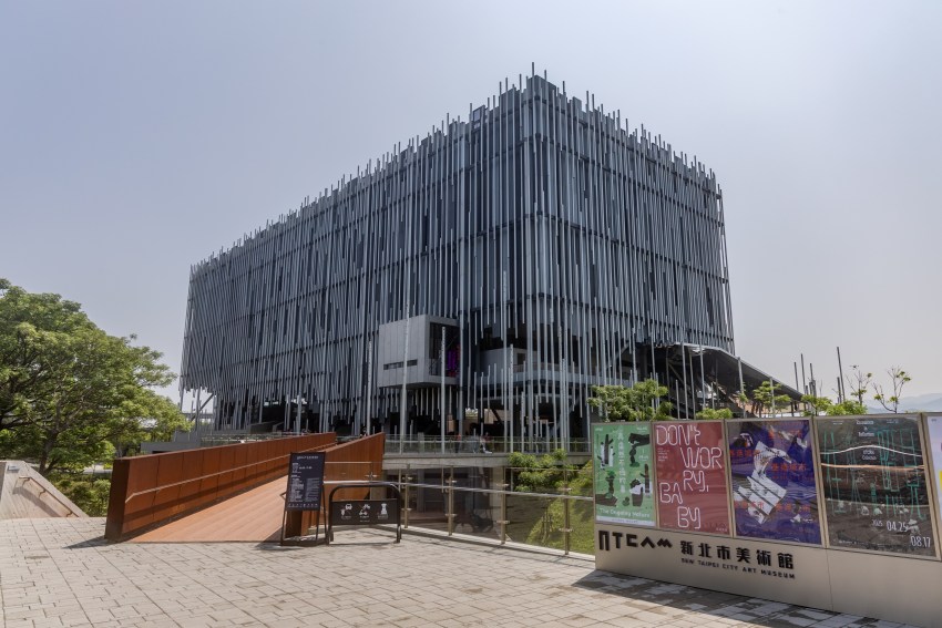 新北市美術館設計體現綠建築理念,利用大面積的玻璃帷幕以引入自然光線並減少能源消